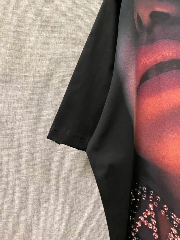 تيشرت بالنسياغا المطبوع بوجه الإنسان وتفاصيل "Look Away" (Balenciaga Graphic Print & "Look Away" T-Shirt)