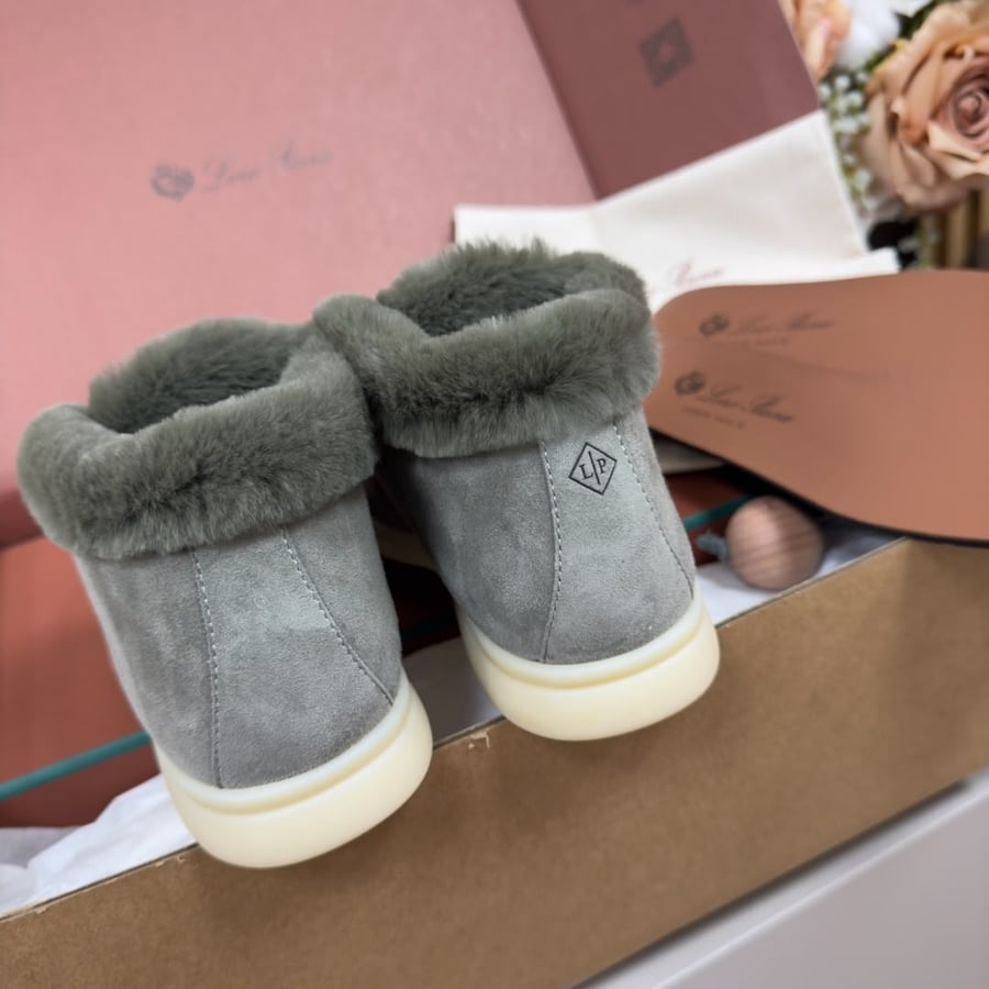 حذاء لورو بيانا النسائي الشمواه المبطن بالفرو الأخضر الزيتوني الفاخر (Loro Piana Olive Green Fur-Trimmed Open Walk Shoes)