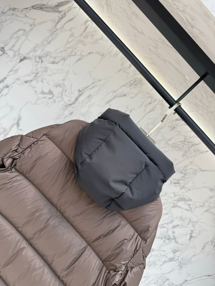 جاكيت / معطف منفوخ رجالي فاخر بقبعة من "مونكلير" (Moncler) باللون البني المدمج مع الأسود