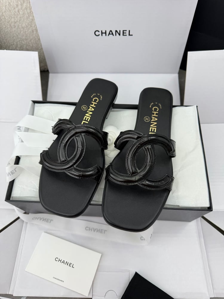 صندل ميول فلات بجزء علوي منفوخ على شكل شعار CC من شانيل (Chanel)
