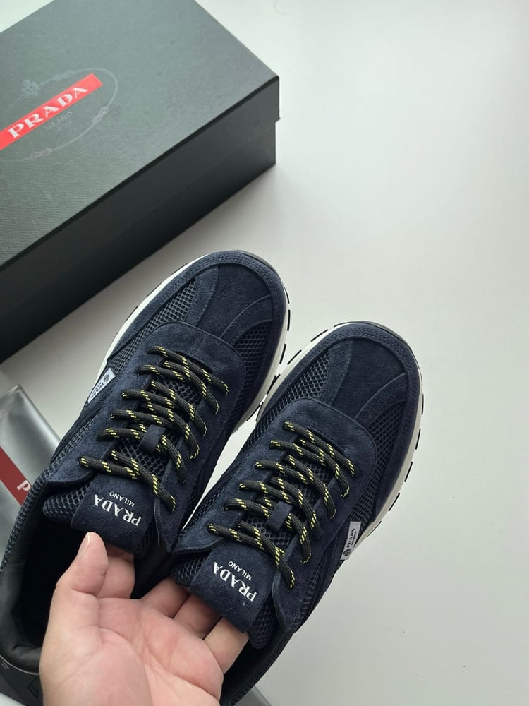 حذاء رياضي / سنيكرز رجالي فاخر من "برادا" (Prada)