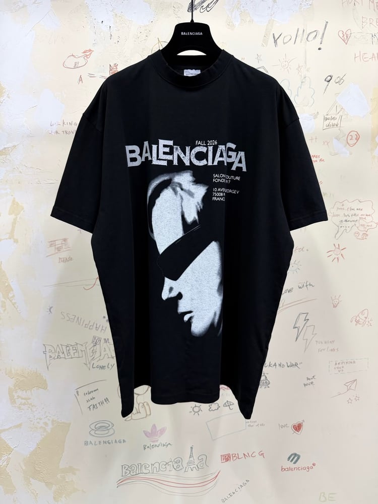 تيشرت "بالنسياغا" (Balenciaga) الفاخر