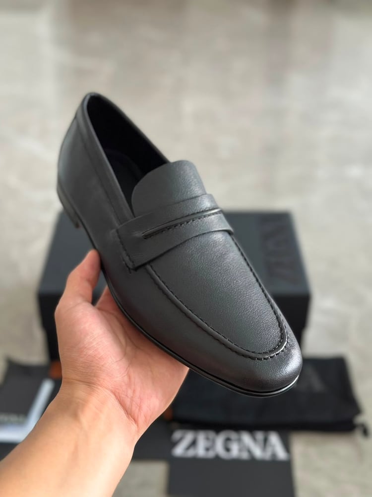 حذاء "لوفر" رجالي فاخر من الجلد الطبيعي من إرمينجيلدو زينيا (Ermenegildo Zegna Leather Loafers)