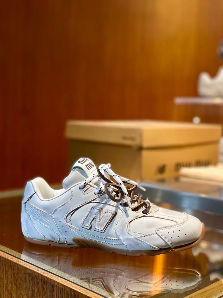 حذاء نيو بالانس x ميو ميو (New Balance x Miu Miu 530) الرياضي الفاخر - الإصدار الثاني