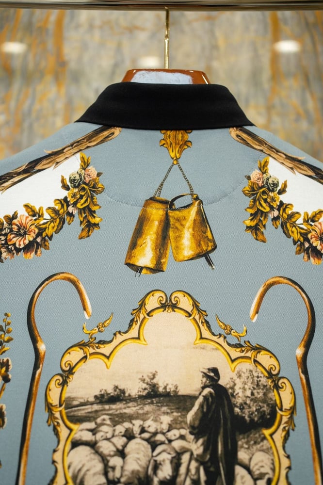 تيشيرت بولو دولتشي آند غابانا (Dolce & Gabbana) أزرق سماوي بطبعة باروكية فنية