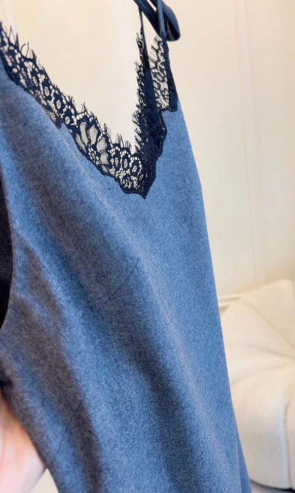 فستان "سليب" ديور بالدانتيل الأسود (Dior Lace-Trimmed Slip Dress)