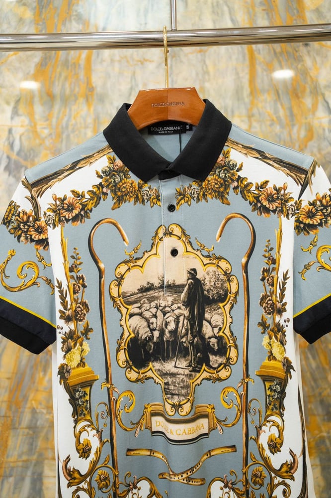 تيشيرت بولو دولتشي آند غابانا (Dolce & Gabbana) أزرق سماوي بطبعة باروكية فنية