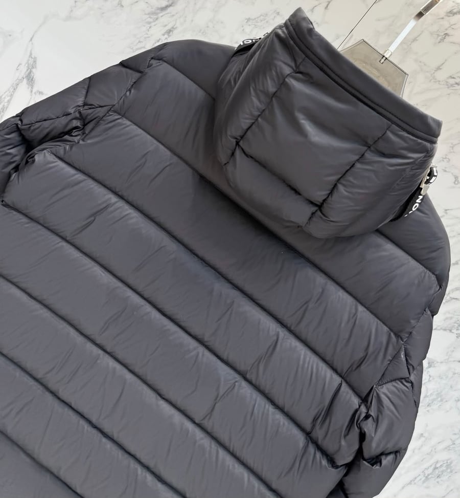 جاكيت شتوي رجالي منفوخ فاخر مع غطاء للرأس من مونكلير (Moncler)