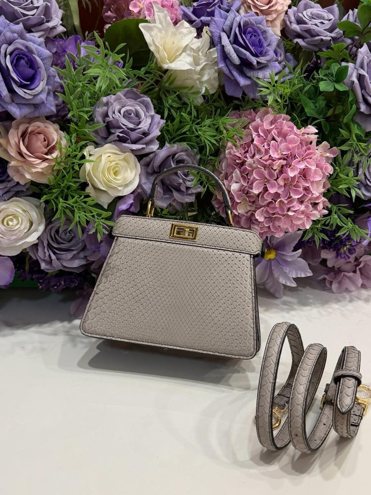حقيبة بيكابو ميني الفاخرة بنقشة جلد الثعبان بلون رمادي دافئ من فندي (Fendi) ٢٠سم