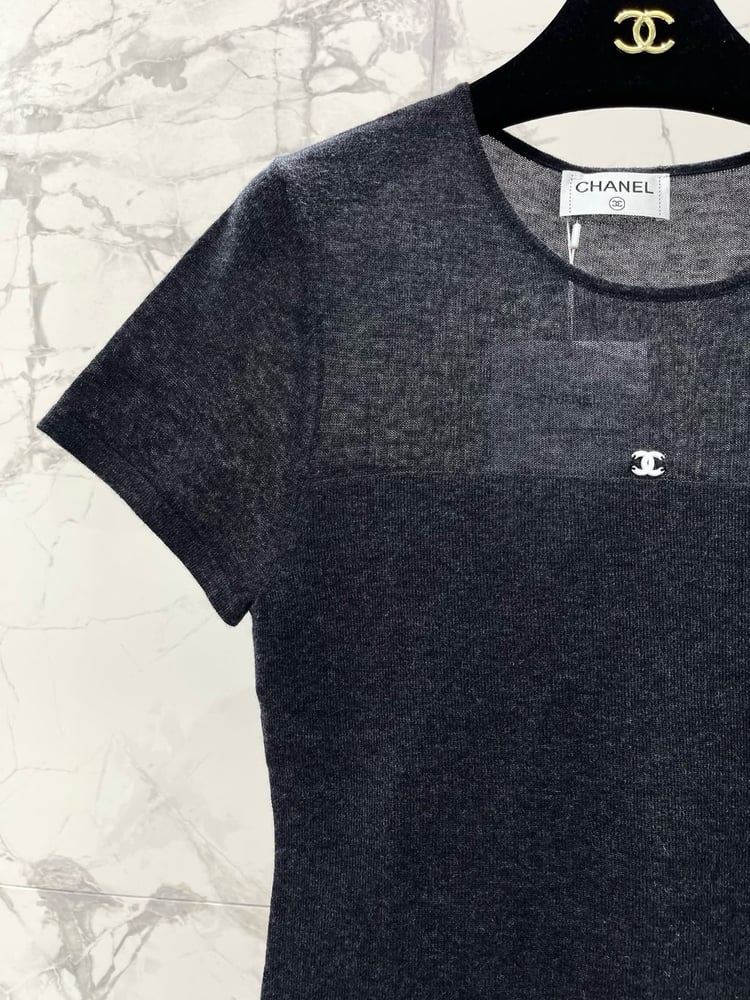 بلوزة "شانيل" (Chanel) المحبوكة بأكمام قصيرة