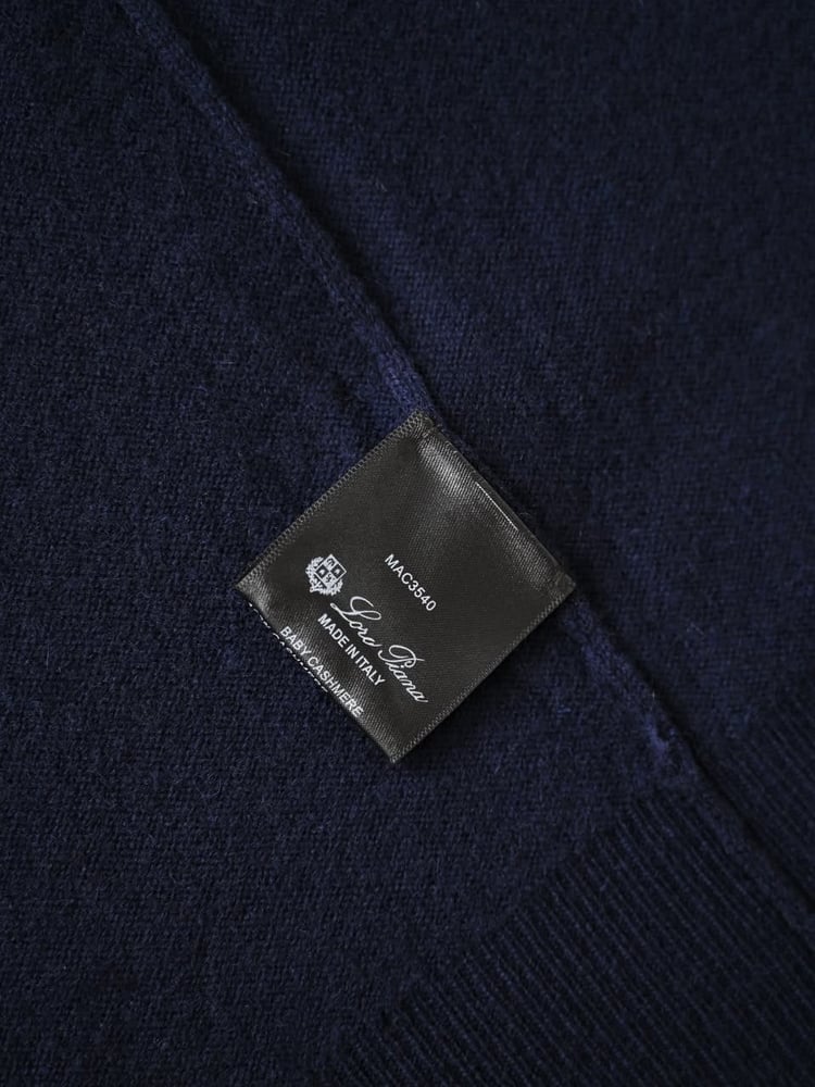 سويتر لورو بيانا الكشمير الفاخر بياقة عالية (Loro Piana Cashmere Turtleneck Sweater)