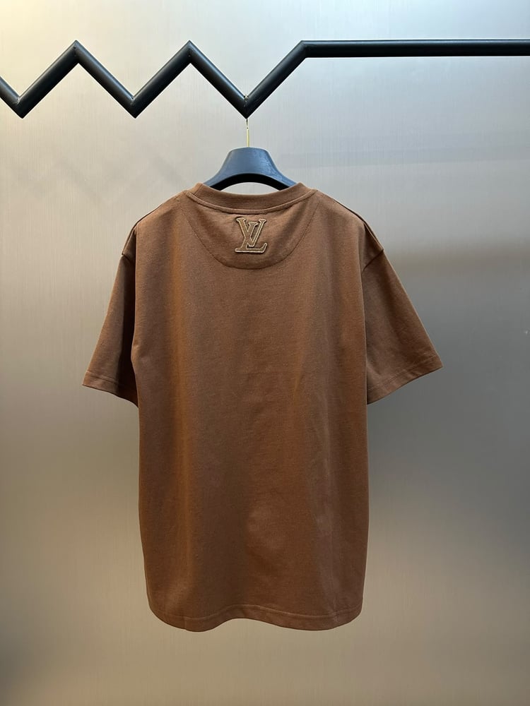 تيشرت لويس فيتون المطرز الفاخر (Louis Vuitton Embroidered Logo T-Shirt)