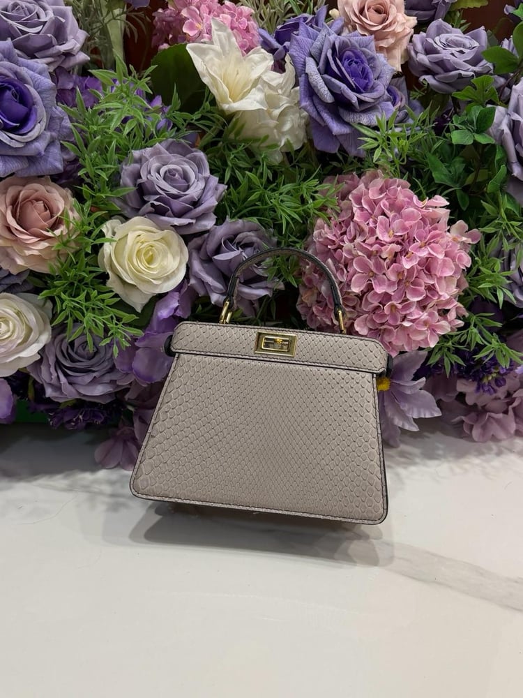 حقيبة بيكابو ميني الفاخرة بنقشة جلد الثعبان بلون رمادي دافئ من فندي (Fendi) ٢٠سم