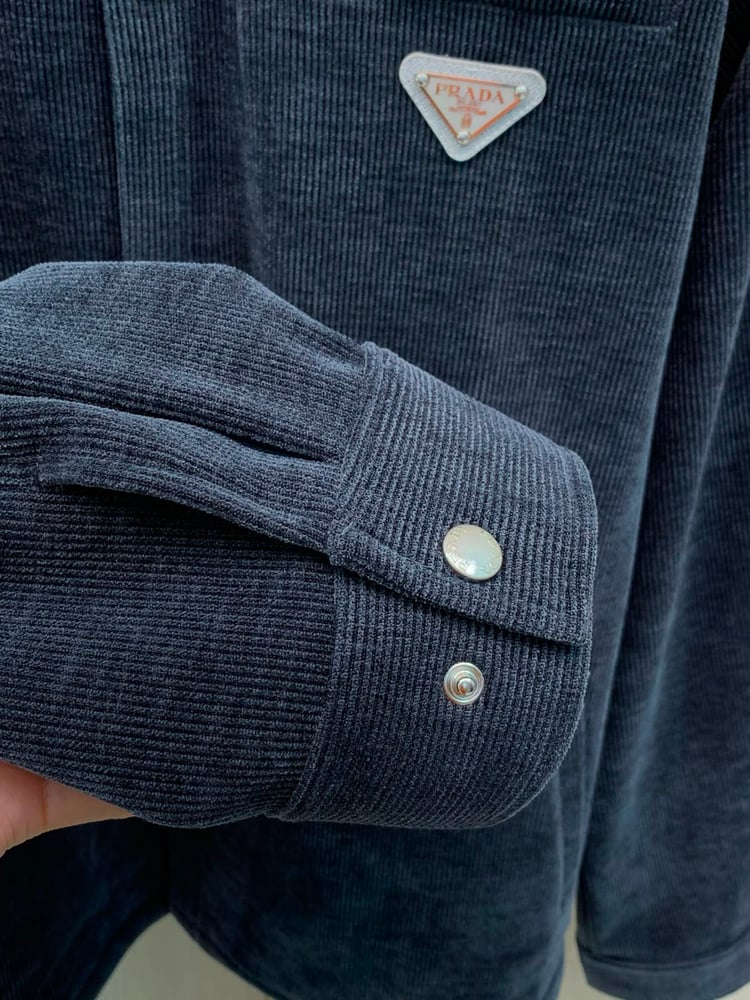 طقم رياضي / جاكيت وبنطلون رجالي فاخر من "برادا" (Prada) بتصميم قماش المخمل المضلع (Corduroy)
