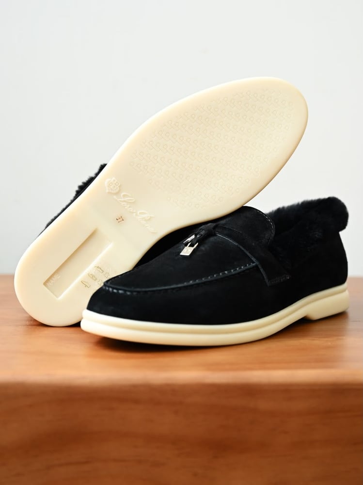 حذاء لورو بيانا النسائي الشمواه المبطن بالفرو مع تفاصيل القفل (Loro Piana Suede Fur-Lined Mules with Lock Charm)