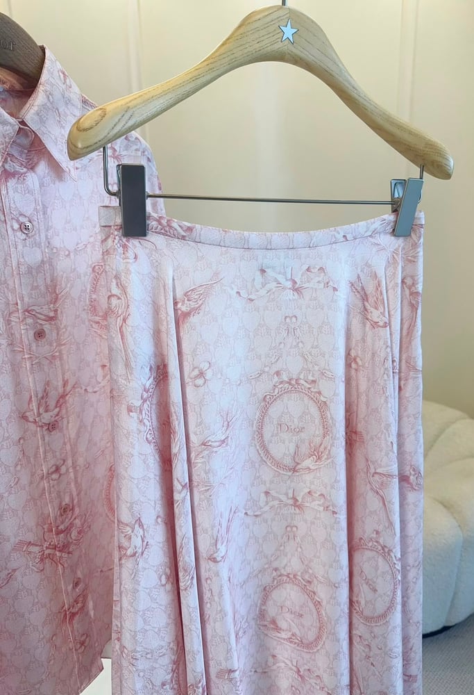 تنورة ديور (Dior) النسائية الطويلة باللون الوردي