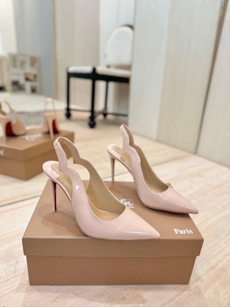 حذاء سهرة بكعب عالٍ ومقدمة مدببة وسير خلفي متموج من (Christian Louboutin)
