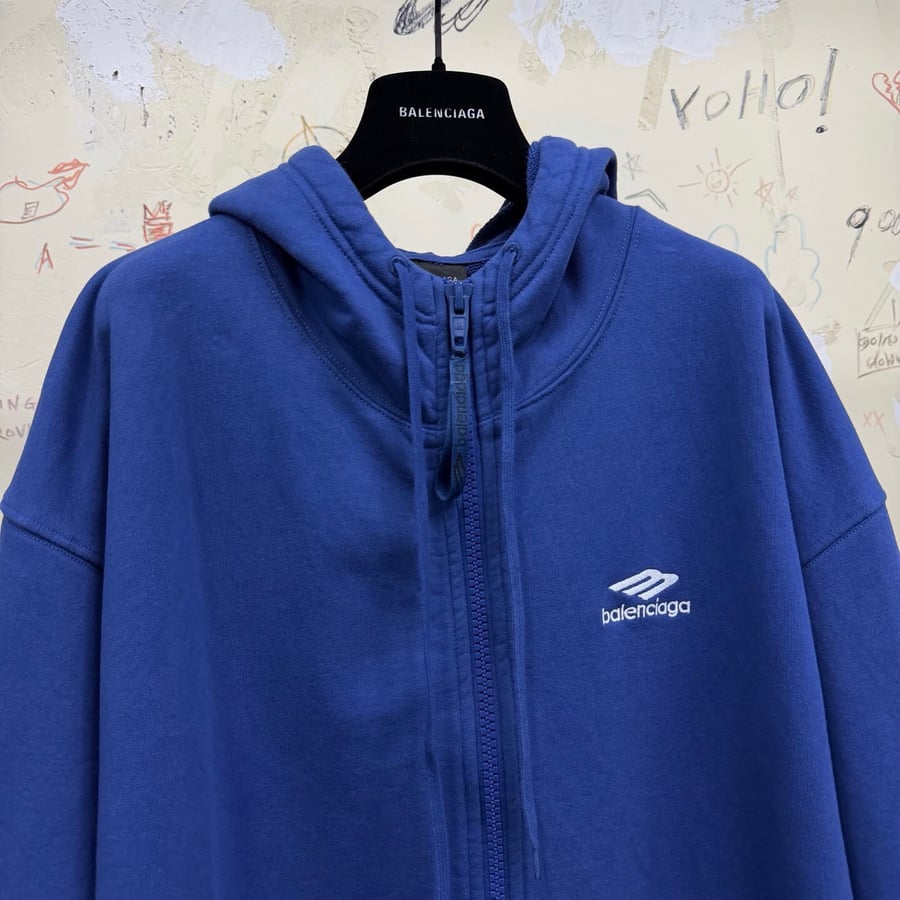 هودي "بالنسياغا" (Balenciaga) الفاخر