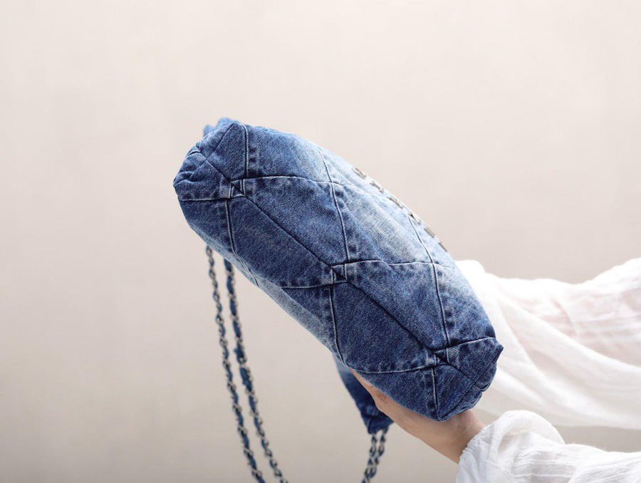 حقيبة "شانيل" من الدنيم بتصميم مبطن (CHANEL Quilted Denim Bag)