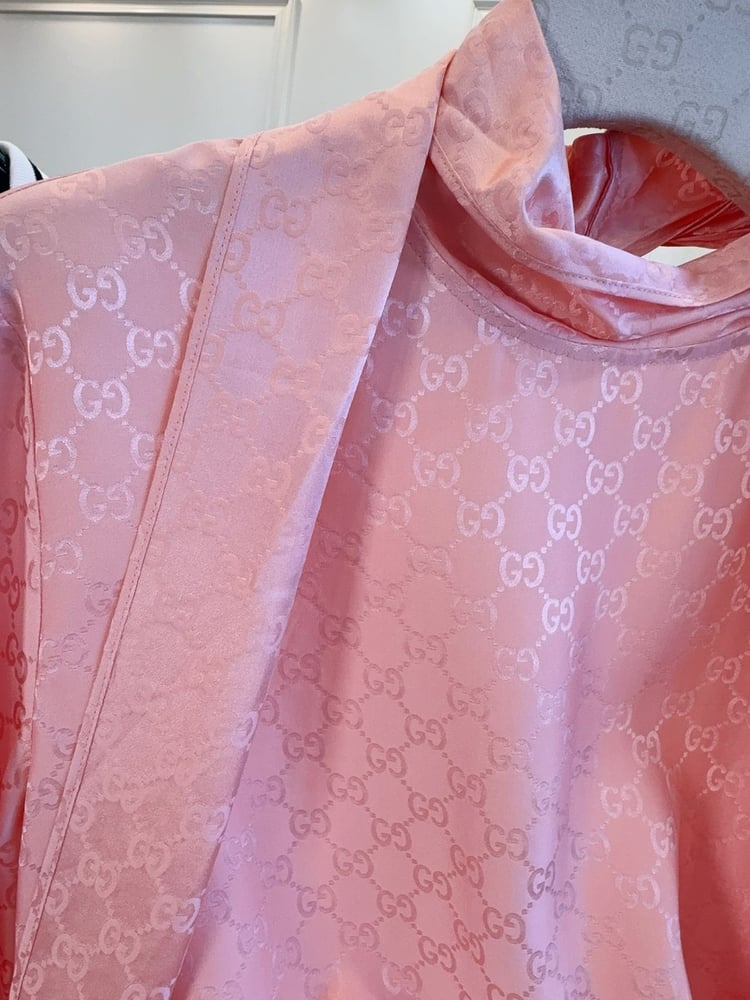 بلوزة حرير فاخرة بنقشة الجاكار الأيقونية من غوتشي (Gucci)
