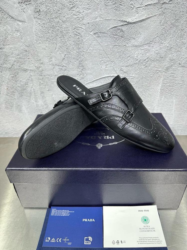 حذاء ميول (Double Monk Strap Mules) كاجوال فاخر بتصميم بروغ من برادا (Prada) من الجلد الطبيعي باللون الأسود الملكي.