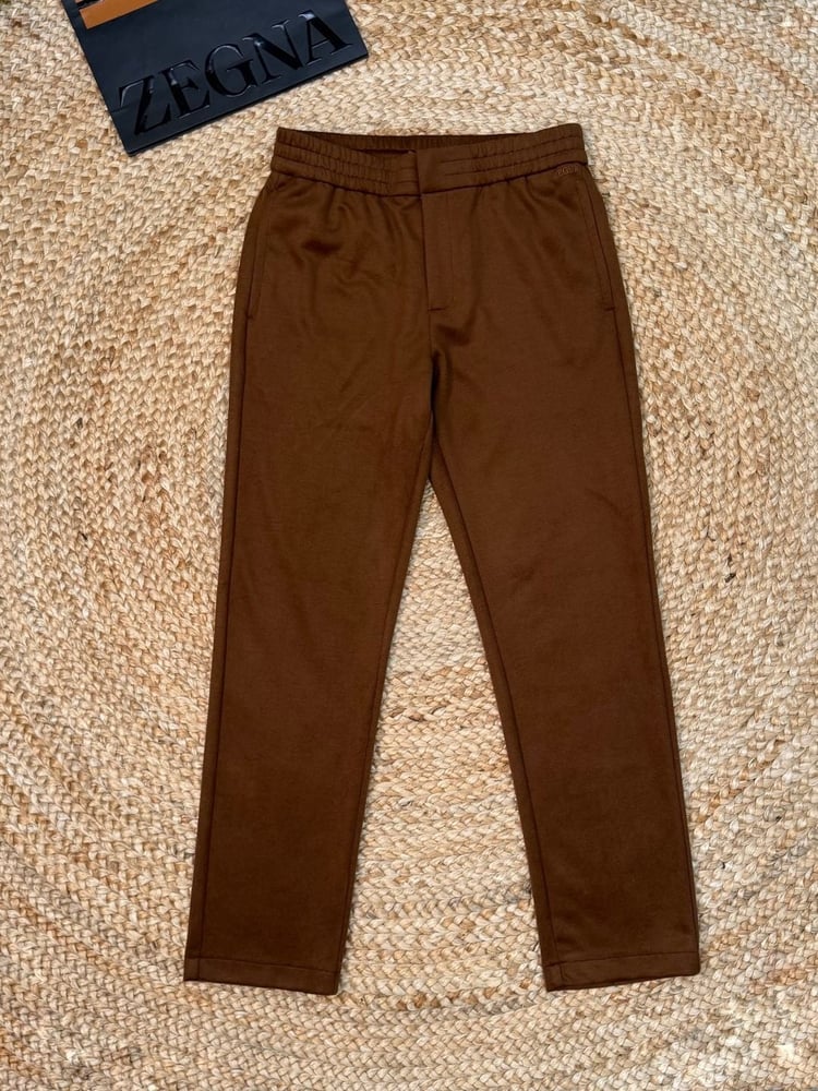 طقم رجالي بني فاخر (جاكيت بسحاب وبنطلون رياضي) من زينيا (Zegna)