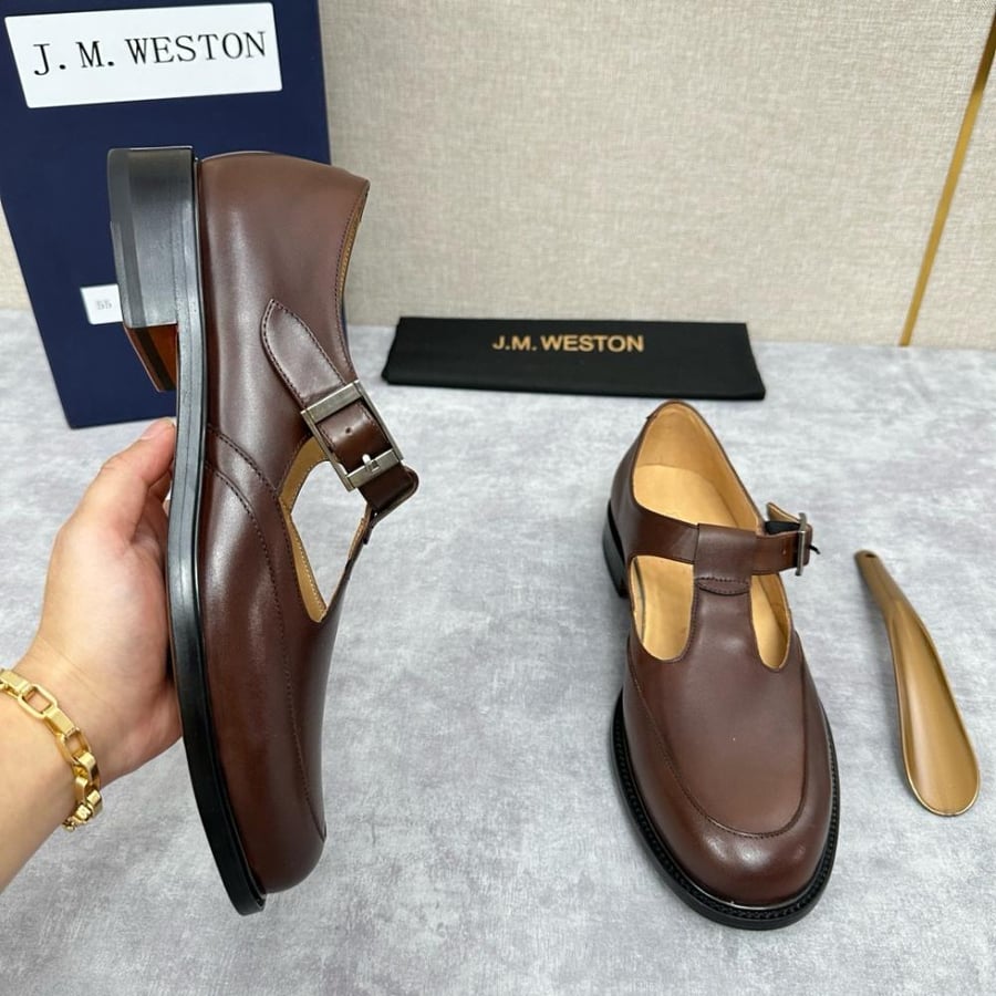 حذاء جزمة كلاسيكي فاخر بتصميم حزام T-Strap من جي إم ويستون (J.M. Weston) من الجلد الطبيعي باللون البني الكستنائي.