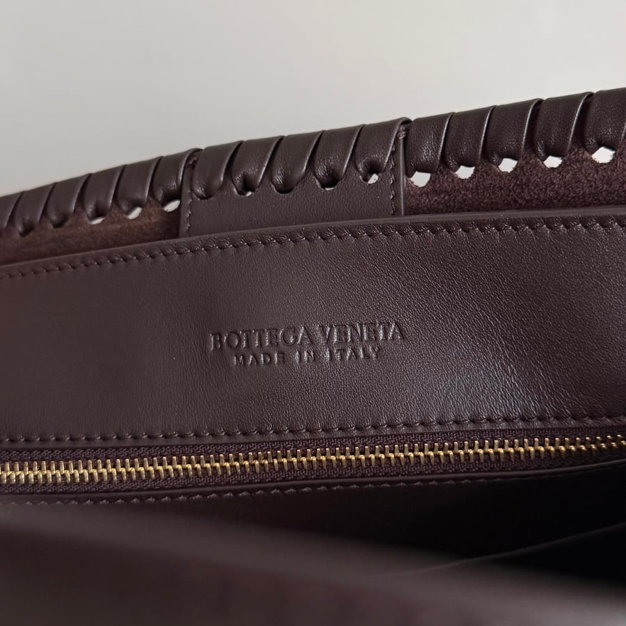 حقيبة يد "بوتيغا فينيتا" (Bottega Veneta) الفاخرة