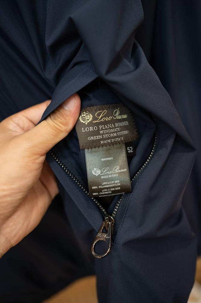 جاكيت "بومبر" الفاخر ثنائي الوجه بقبعة من لورو بيانا (Loro Piana Reversible Hooded Bomber Jacket)