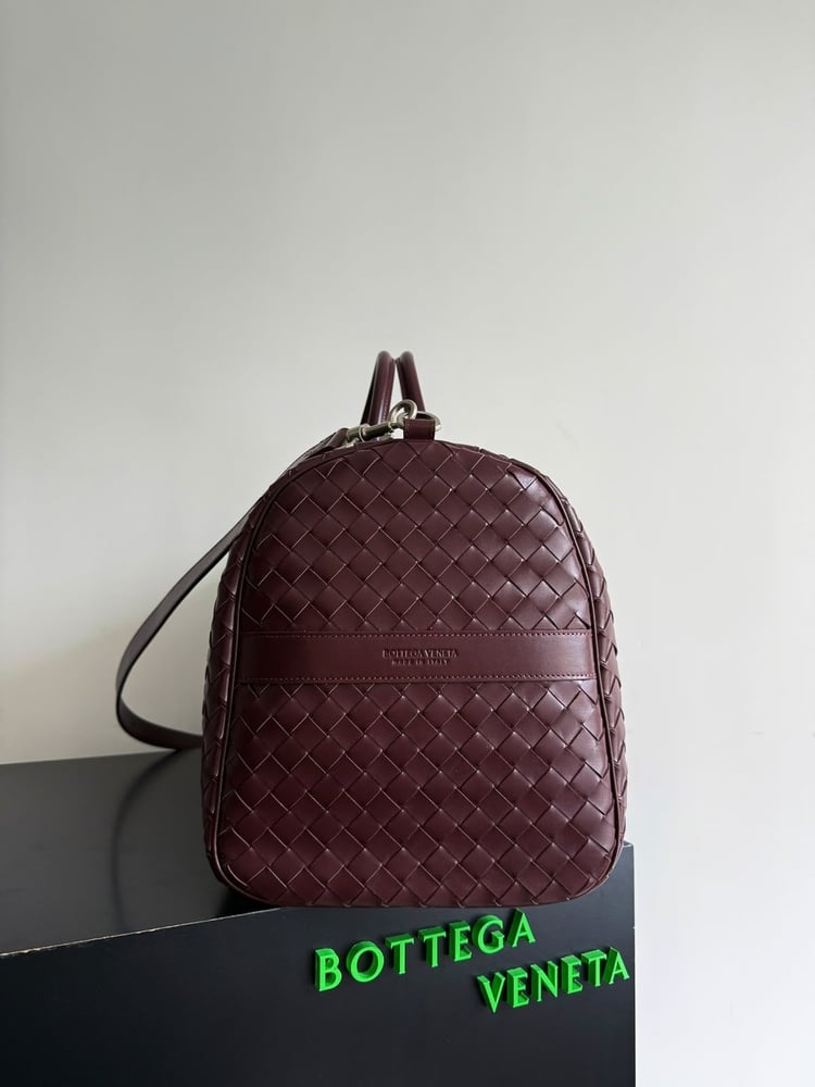 حقيبة سفر جلدية فاخرة بتصميم مجدول من بوتيغا فينيتا (Bottega Veneta)