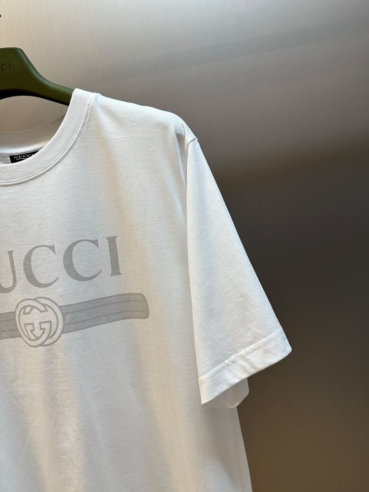 تيشرت غوتشي الكلاسيكي بشعار العلامة والشريط (Gucci Logo & Stripe T-Shirt)