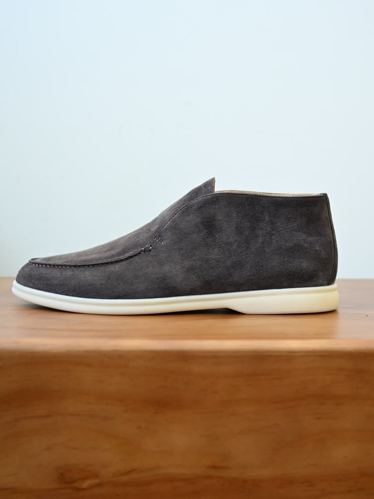 حذاء لورو بيانا الرجالي الشمواه الأيقوني (Loro Piana Open Walk Suede Shoes)