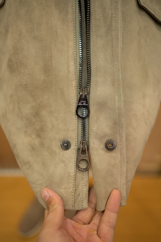 جاكيت "ترافلر" الفاخر من جلد السويد من لورو بيانا (Loro Piana Traveller Suede Jacket)