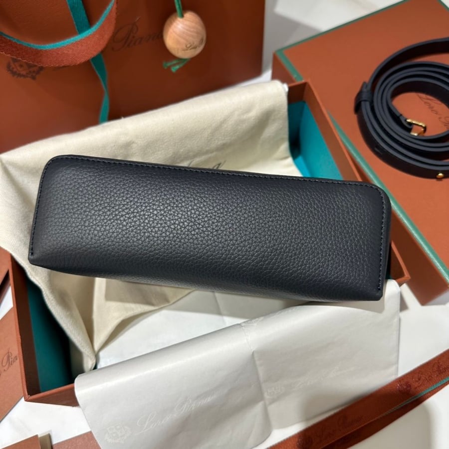 حقيبة "لورو بيانا" (Loro Piana) Extra Pocketبلون رمادي فاحم مقاس ١٩ سم