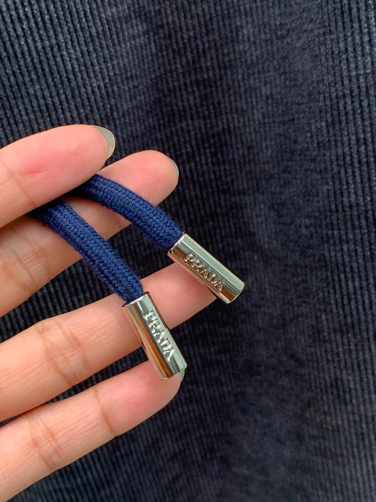 طقم رياضي / جاكيت وبنطلون رجالي فاخر من "برادا" (Prada) بتصميم قماش المخمل المضلع (Corduroy)