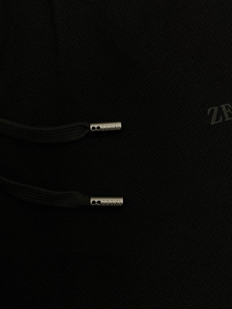 طقم رجالي فاخر (جاكيت بسحاب وبنطلون رياضي) من "إرمينيجيلدو زينا" (Ermenegildo Zegna) باللون الأسود الكلاسيكي