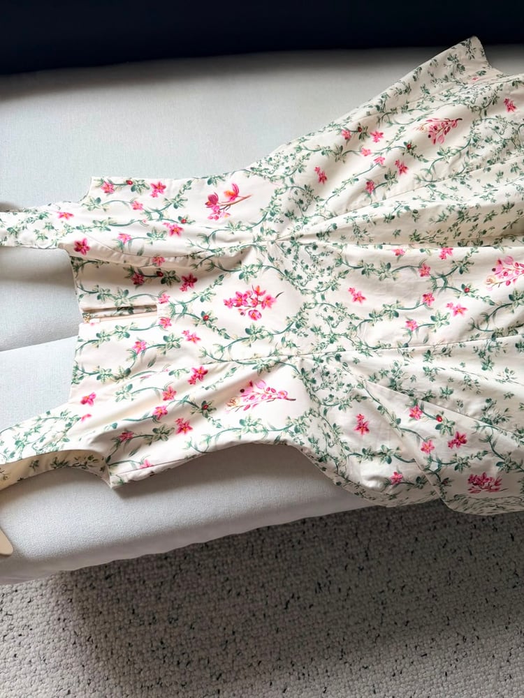 فستان "أغوا بينديتا" القصير بنقشة الزهور الناعمة (Agua Bendita Floral Mini Dress)