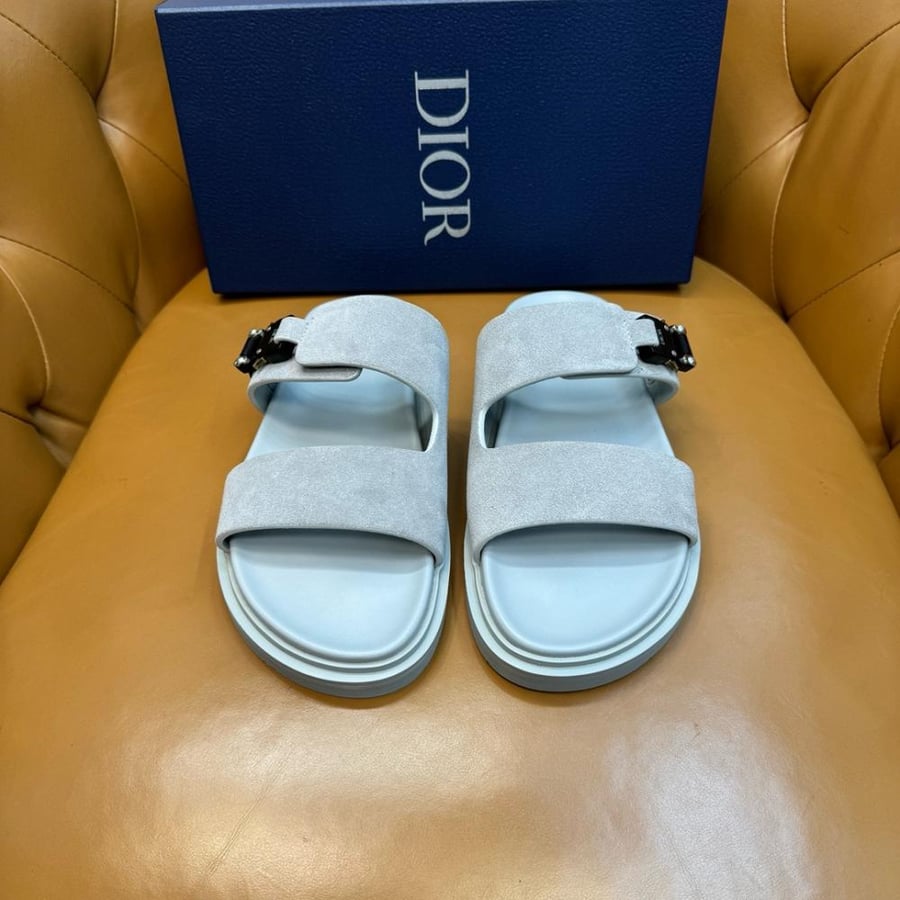 صندل سلايدر (Slider) صيفي فاخر من ديور (Dior) باللون الرمادي الثلجي من جلد السويد.