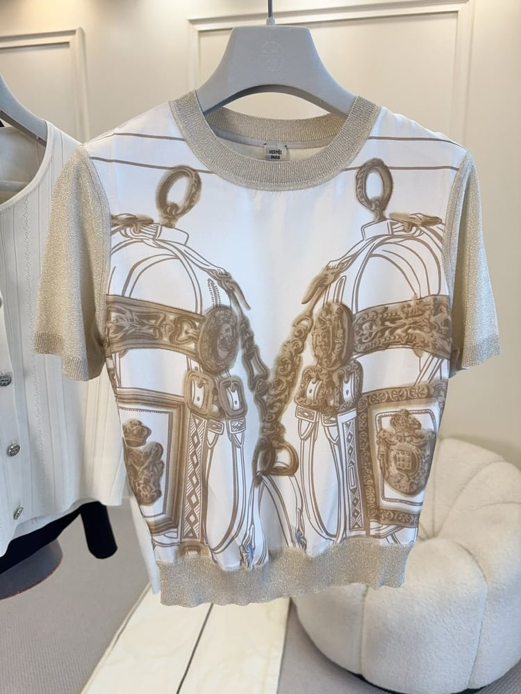 بلوزة "هيرميس" (Hermès) النسائية الفاخرة المزخرفة بنقوش الفروسية