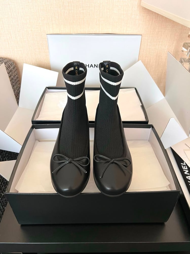 حذاء نسائي فلات بتصميم جوارب فاخر من شانيل (Chanel Sock-Style Ballet Flats)