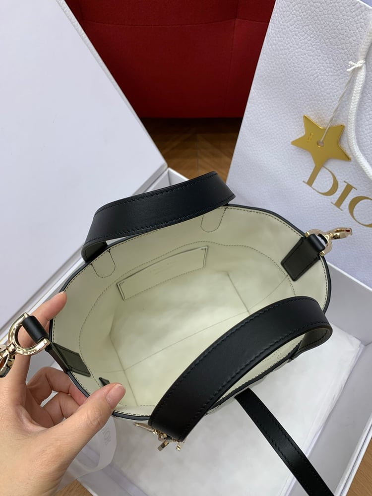 حقيبة ديور توت (Dior Toujours) الفاخرة باللونين الأبيض العاجي والأسود الملكي سمول