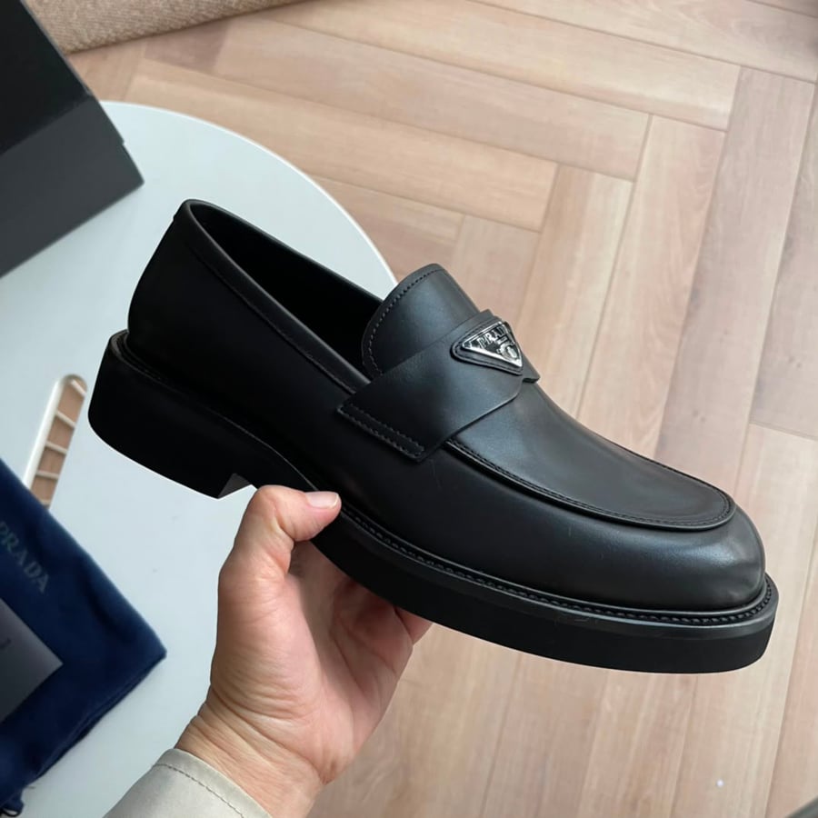 حذاء لوفر رجالي فاخر من برادا (Prada)