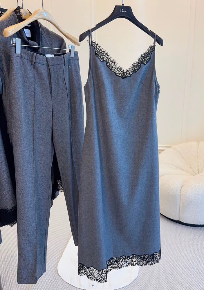 فستان "سليب" ديور بالدانتيل الأسود (Dior Lace-Trimmed Slip Dress)