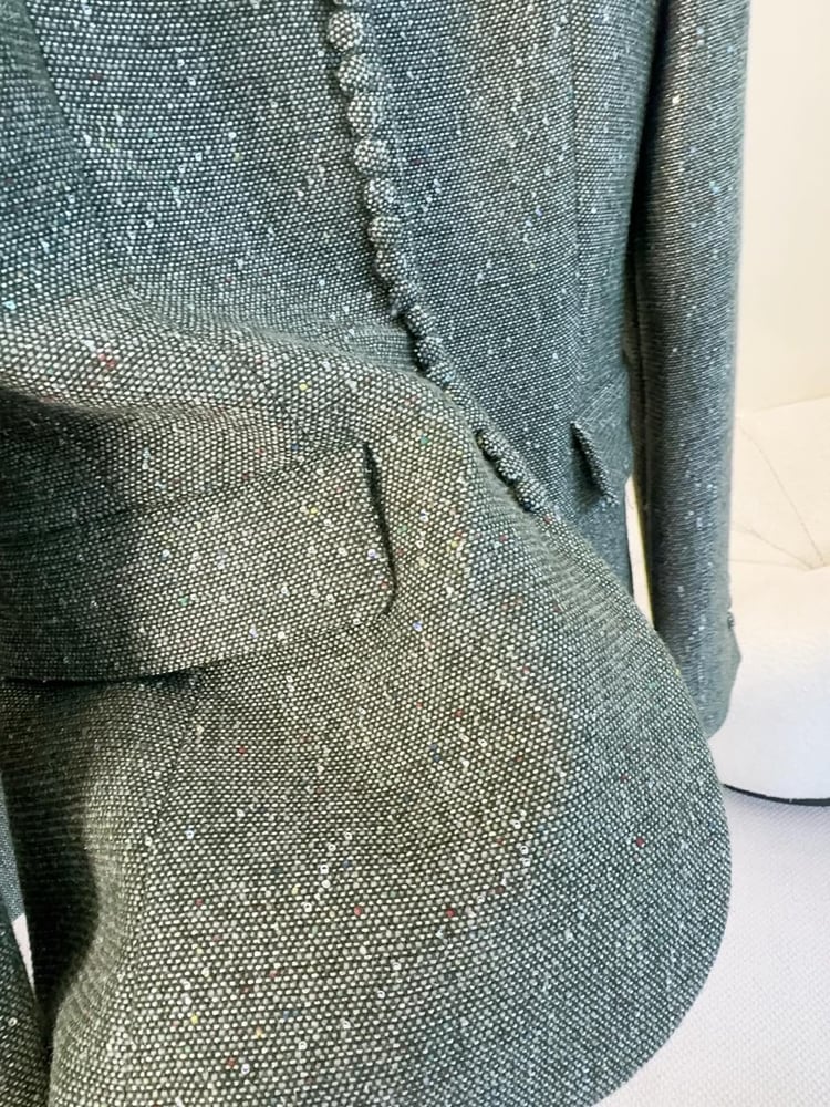 جاكيت ديور النسائي الراقي من التويد بياقة مرتفعة وأزرار متتالية (Dior Tweed Jacket with Stand Collar & Button Placket)