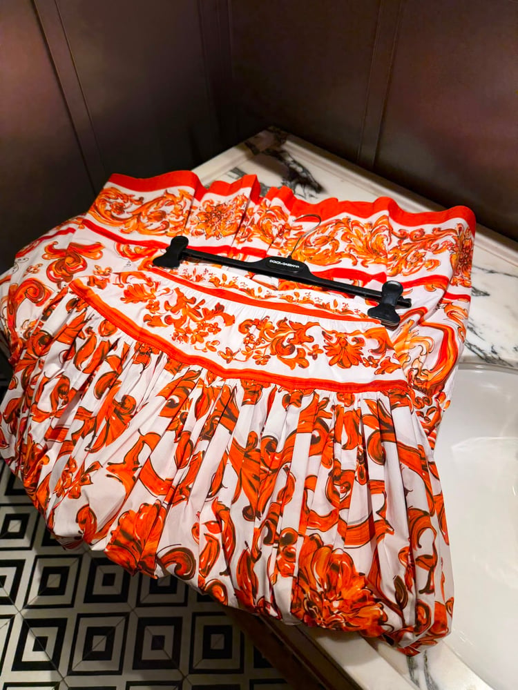 تنورة دولتشي آند غابانا (Dolce & Gabbana) الطويلة الفاخرة بنقوش المايوليكا البرتقالية
