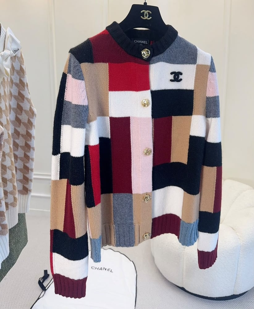 جاكيت شانيل النسائي المحبوك بتصميم مرقع ملون (Chanel Patchwork Knit Cardigan)