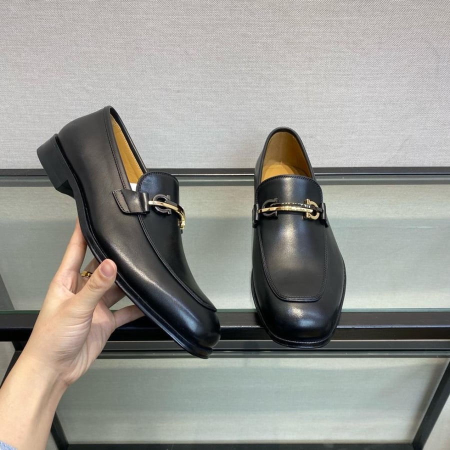 حذاء لوفر (Gancini Loafer) رسمي فاخر من فيراغامو (Ferragamo) من الجلد الطبيعي باللون الأسود الملكي.