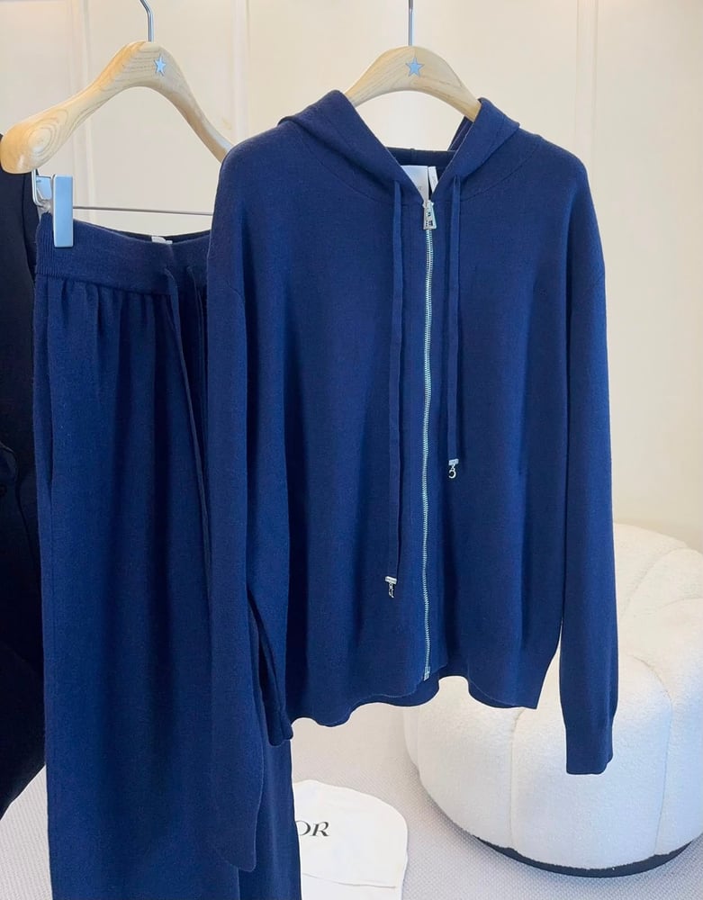طقم ديور (Dior) النسائي المحبوك الفاخر (جاكيت بقلنسوة وبنطال)