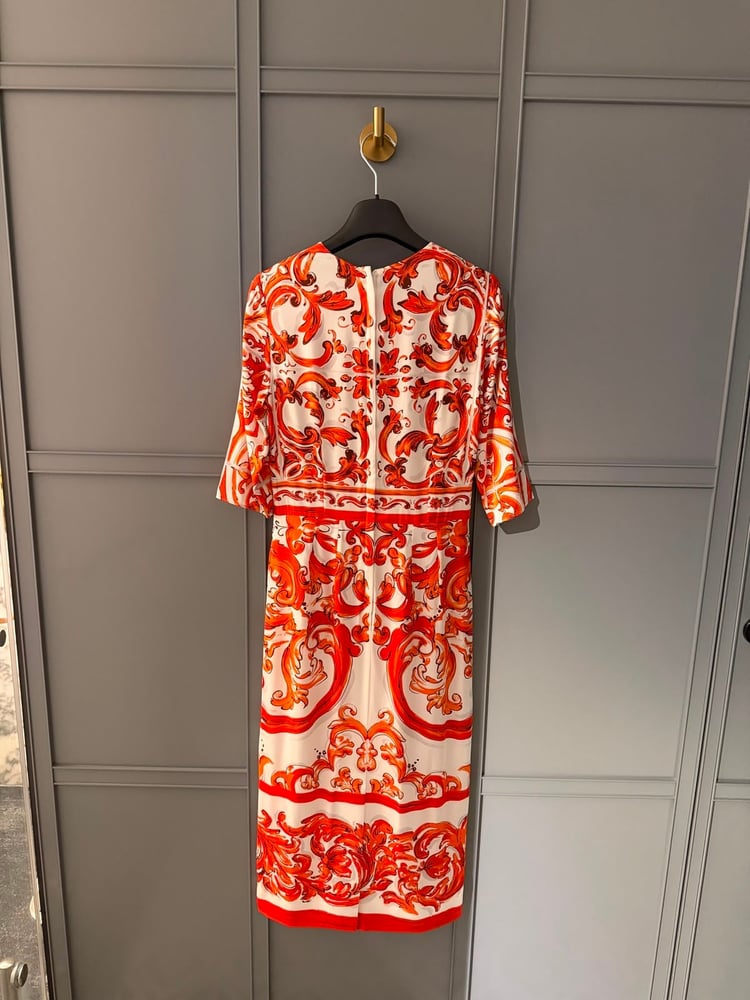 فستان دولتشي آند غابانا (Dolce & Gabbana) الحريري الفاخر بنقوش المايوليكا البرتقالية