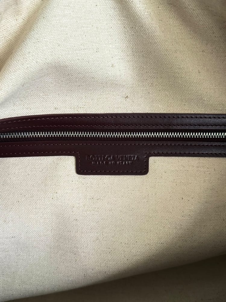 حقيبة سفر جلدية فاخرة بتصميم مجدول من بوتيغا فينيتا (Bottega Veneta)